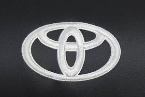 Borduring Logo Toyota Wit Stiksel