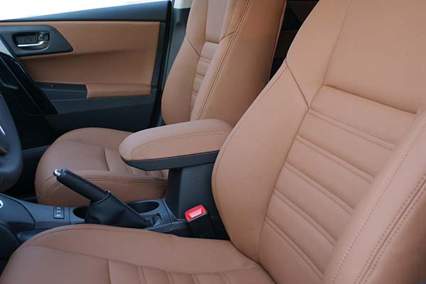 Toyota Auris Alba eco-leather Kaneelbruin Voorstoelen